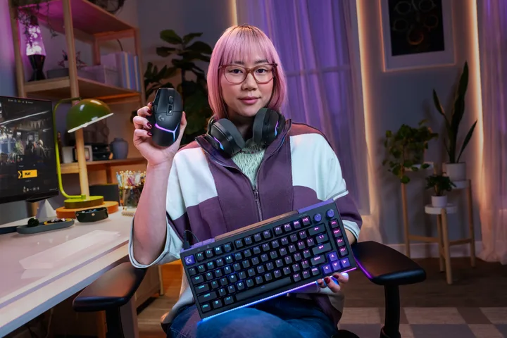 Tastatura G512 X și accesorii de gaming într-un mediu modern și confortabil.