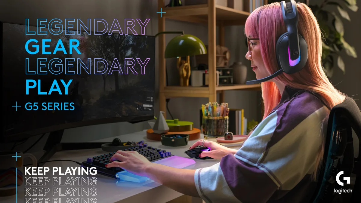 Jucătoare concentrată la birou, folosind tastatura Logitech G512 X.