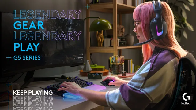 Jucătoare concentrată la birou, folosind tastatura Logitech G512 X.