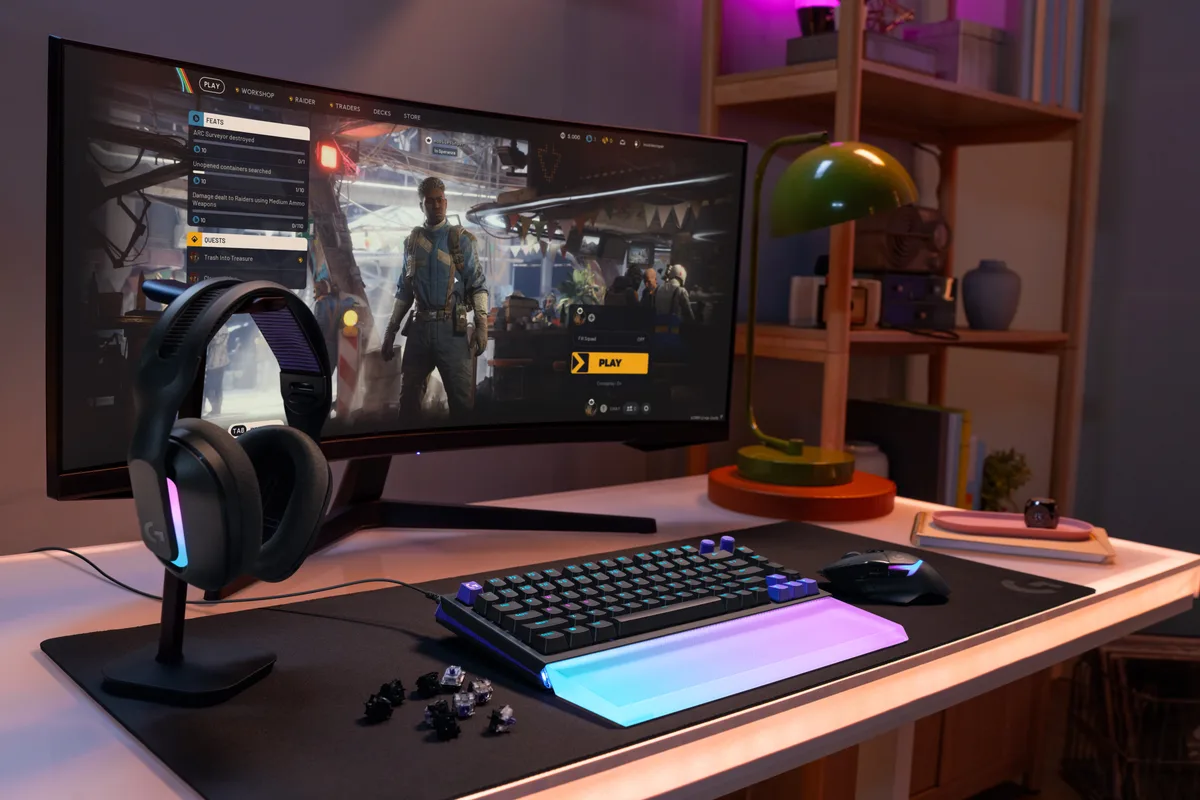 Birou de gaming cu tastatura G512 X și căști Logitech G.