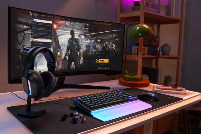 Birou de gaming cu tastatura G512 X și căști Logitech G.