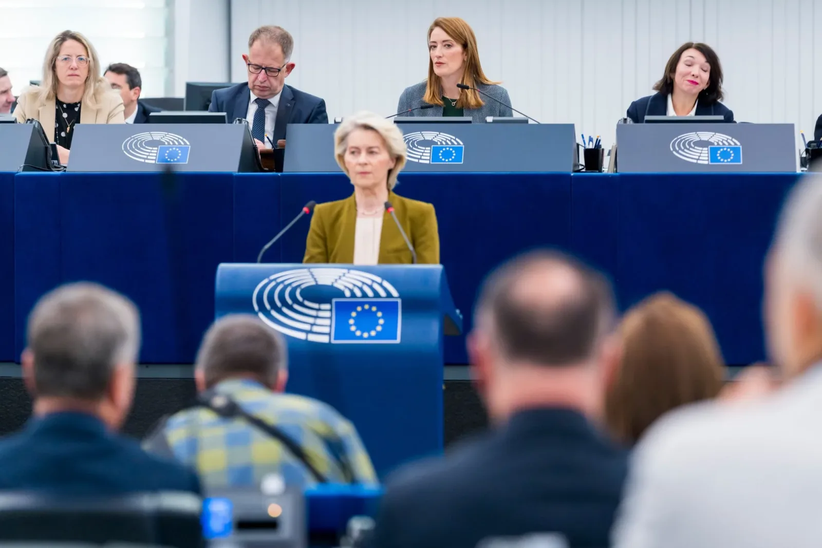 Ursula von der Leyen vorbește în fața Consiliului European, cu alți oficiali în fundal.