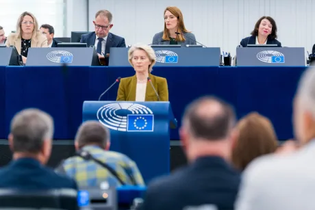 Ursula von der Leyen vorbește în fața Consiliului European, cu alți oficiali în fundal.