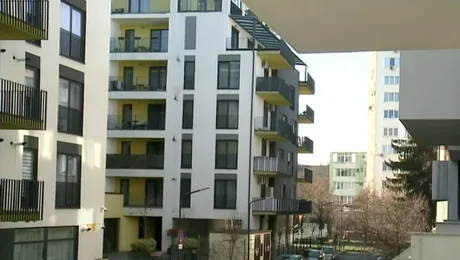 Clădiri moderne în oraș, evidențiind creșterea prețurilor apartamentelor.