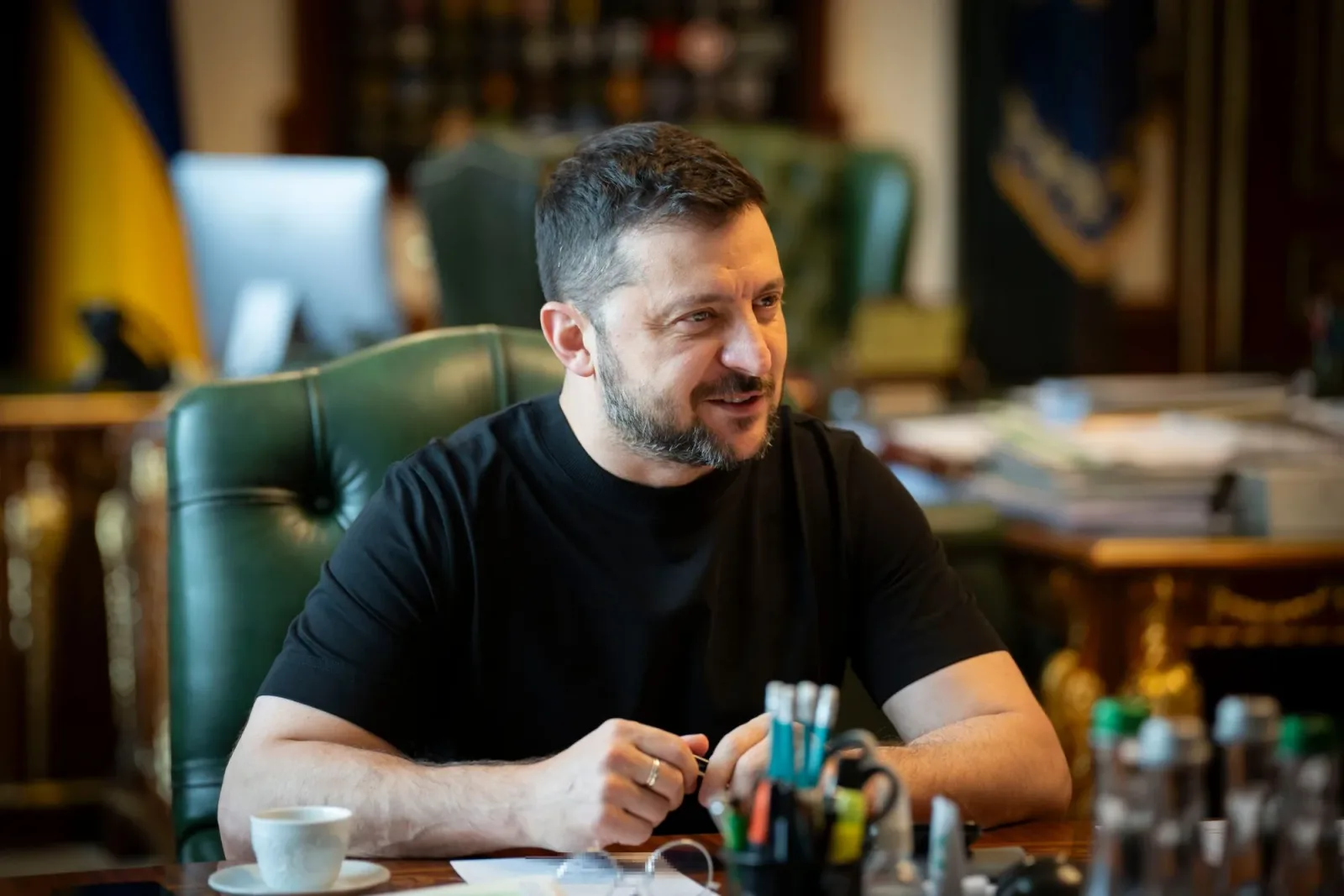 Volodimir Zelenski discutând despre reparația conductei Drujba în biroul său.