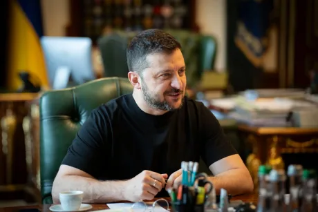 Volodimir Zelenski discutând despre reparația conductei Drujba în biroul său.