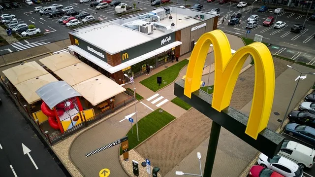 Restaurant McDonald's modernizat, cu spațiu de joacă și parcări ample.