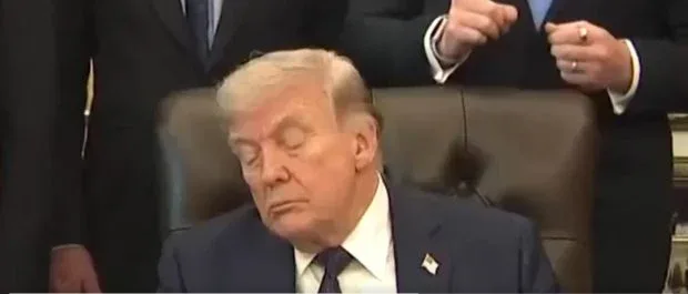 Donald Trump ațipește în timpul unei conferințe de presă la Casa Albă.