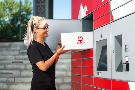 Angajată Sameday predând un colet la un automat de livrare.