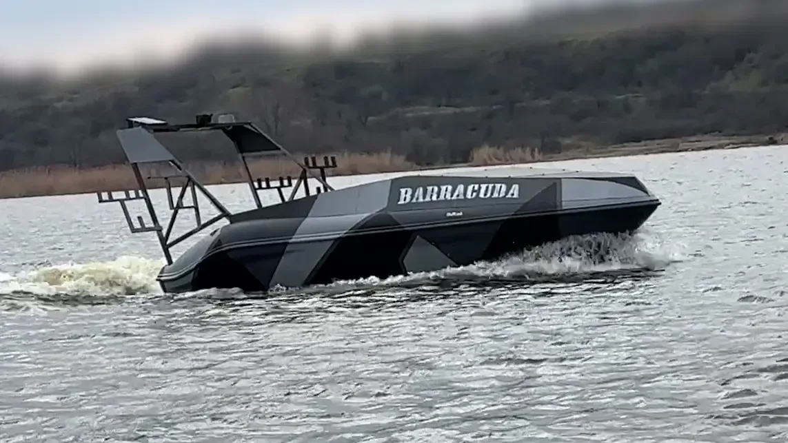 O navă rapidă navigând pe apă, cu un design modern și elegant.
