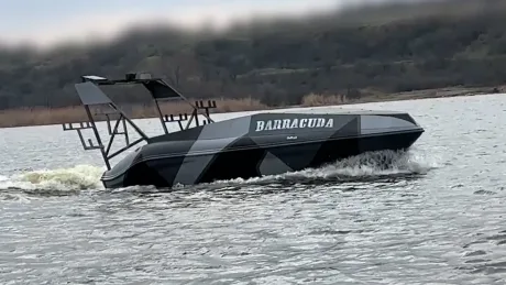 O navă rapidă navigând pe apă, cu un design modern și elegant.