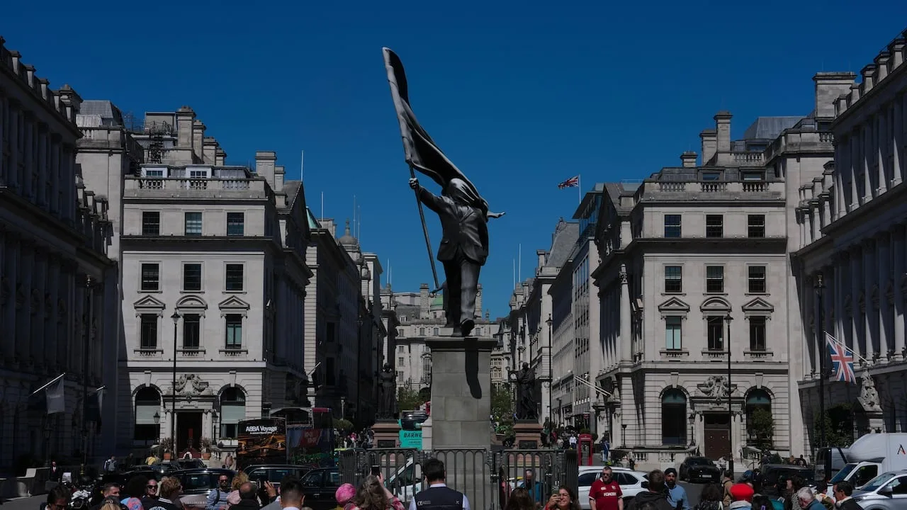 Statuia misterioasă a lui Banksy atrage mulțimi în centrul Londrei.