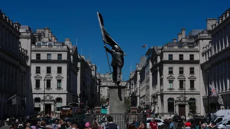 Statuia misterioasă a lui Banksy atrage mulțimi în centrul Londrei.