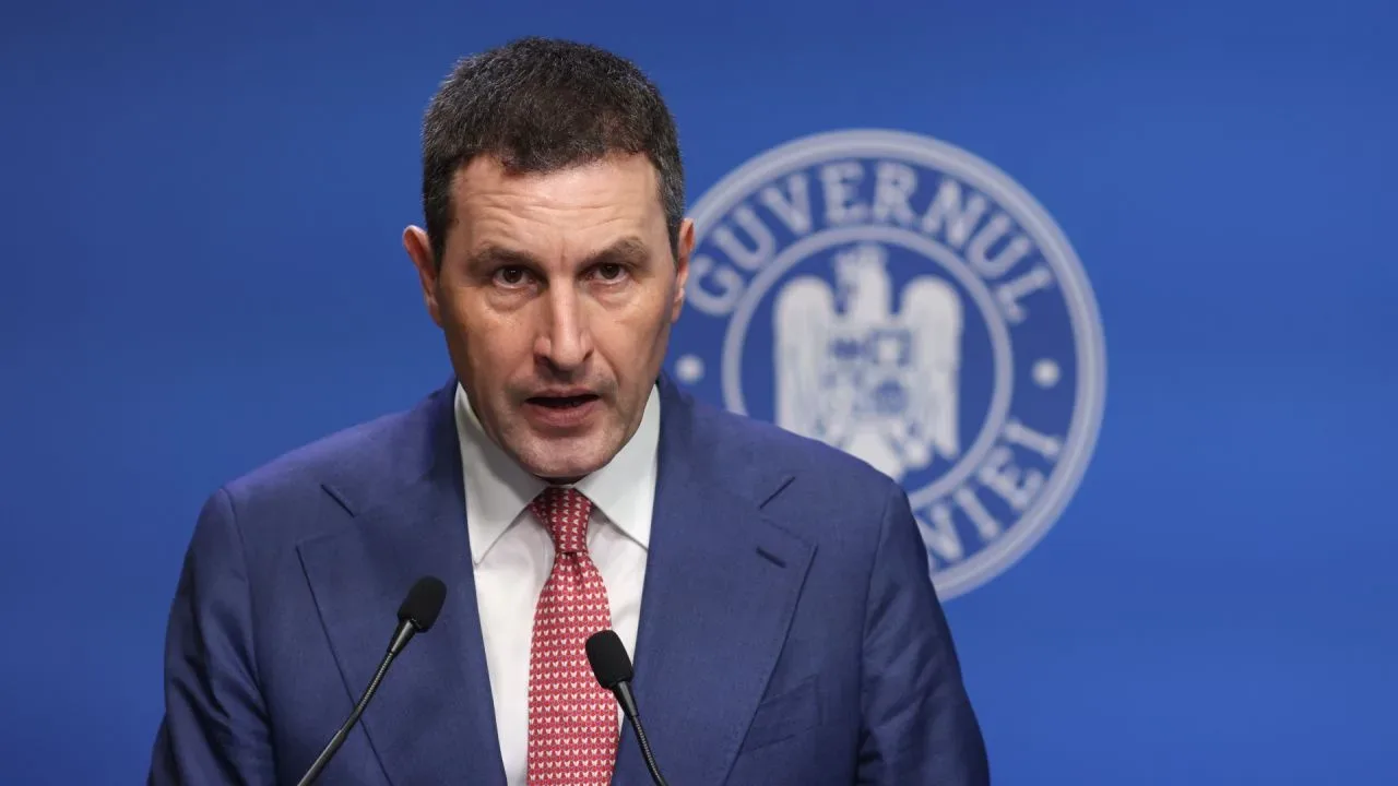 Vicepremierul discută despre limitarea salariilor în sectorul public.