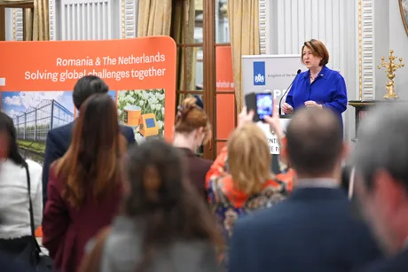 Ambasadoarea Olandei discutând despre impactul războiului în Ucraina la un eveniment în România.