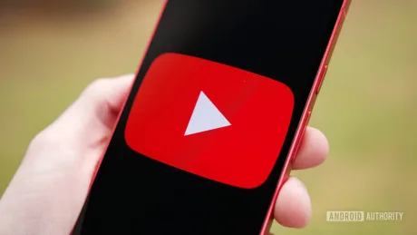 Logo-ul YouTube pe un telefon mobil, simbolizând extinderea funcției de protecție.