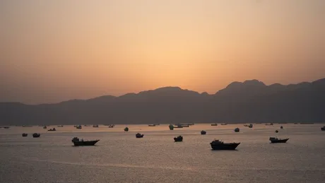 Vas de marfă ancorat în apus, în Strâmtoarea Hormuz.