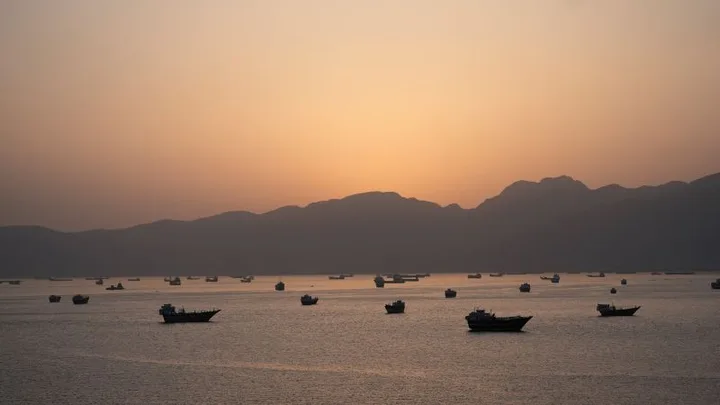 Vas de marfă ancorat în apus, în Strâmtoarea Hormuz.