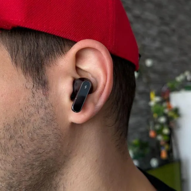 Căști wireless HUAWEI FreeBuds Pro 5 purtate de o persoană.