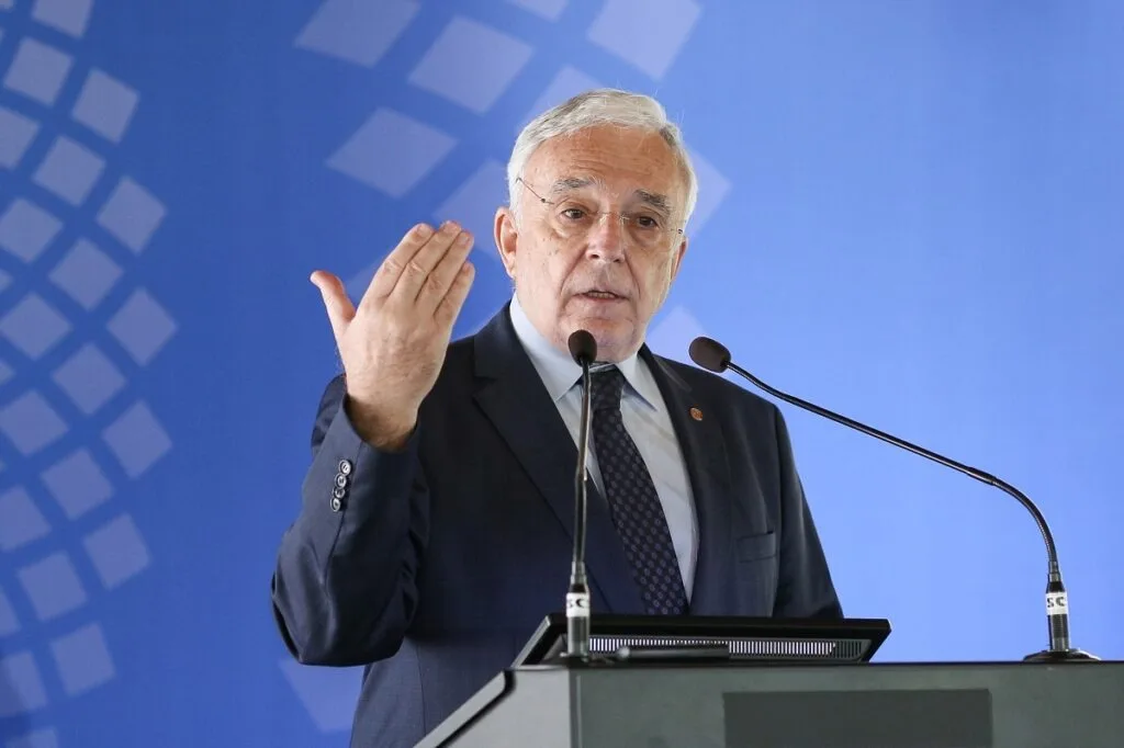 Mugur Isărescu discută despre inflație și stabilitate economică.
