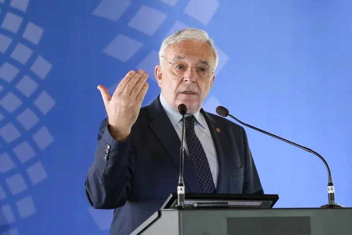 Mugur Isărescu discută despre inflație și stabilitate economică.