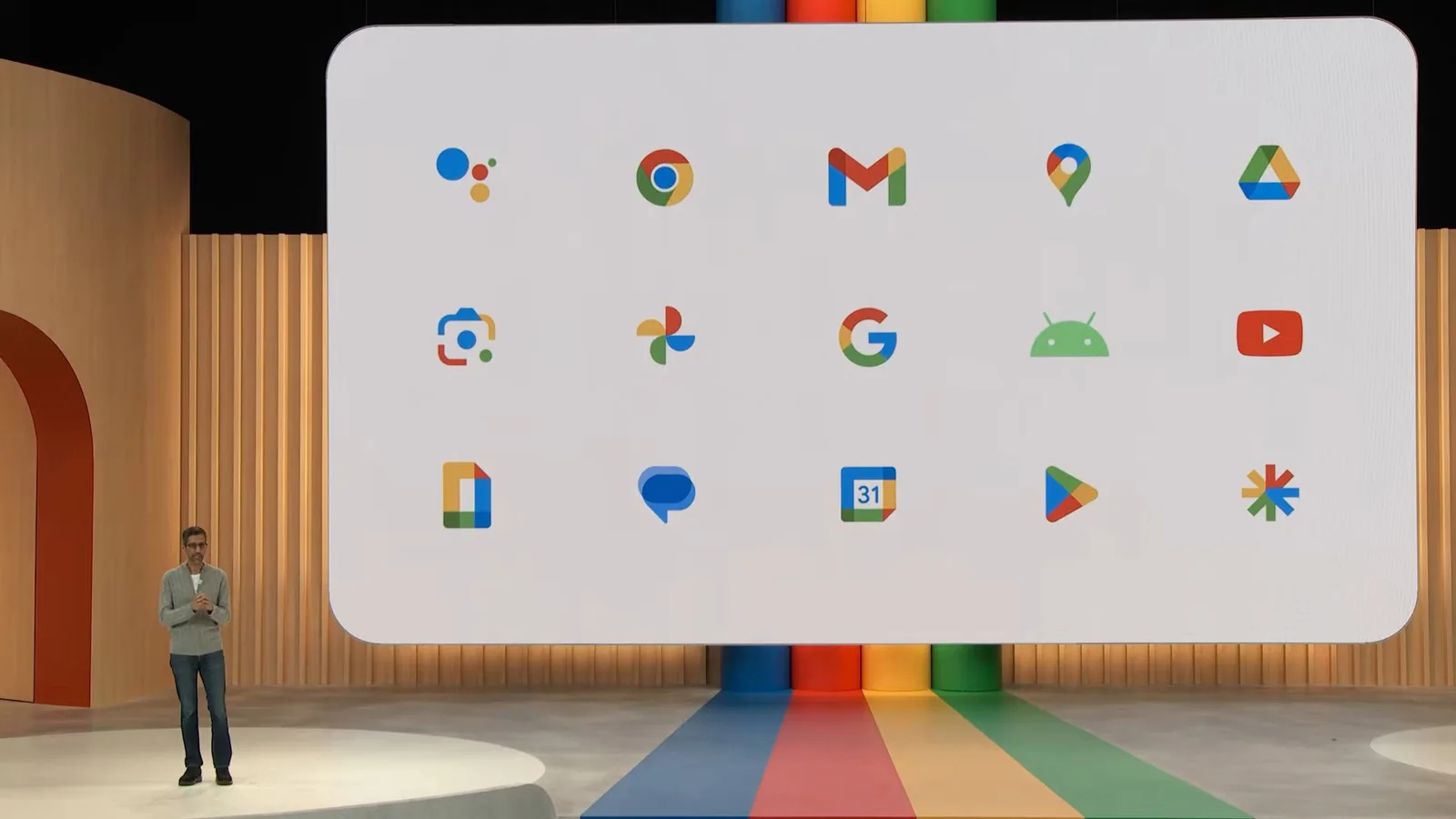 Interfața Google cu diverse aplicații și servicii integrate, prezentată într-un mediu modern.
