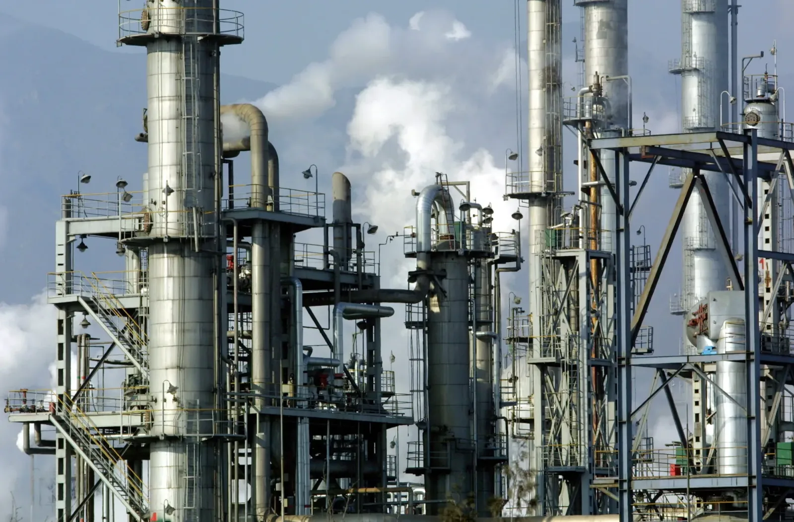 Instalație industrială de rafinare a petrolului în acțiune.