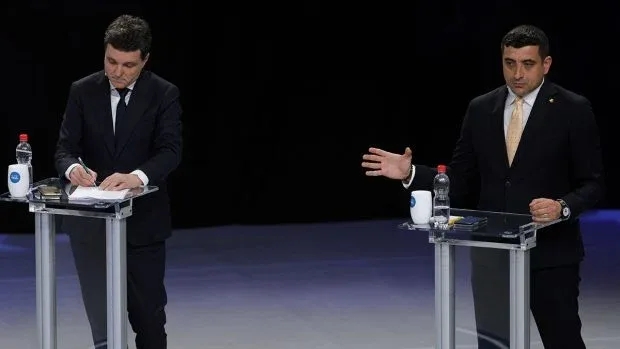 Nicușor Dan și George Simion discutând în cadrul unui dezbatere electorală.
