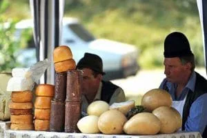Fermieri vânzând produse lactate la o piață locală.