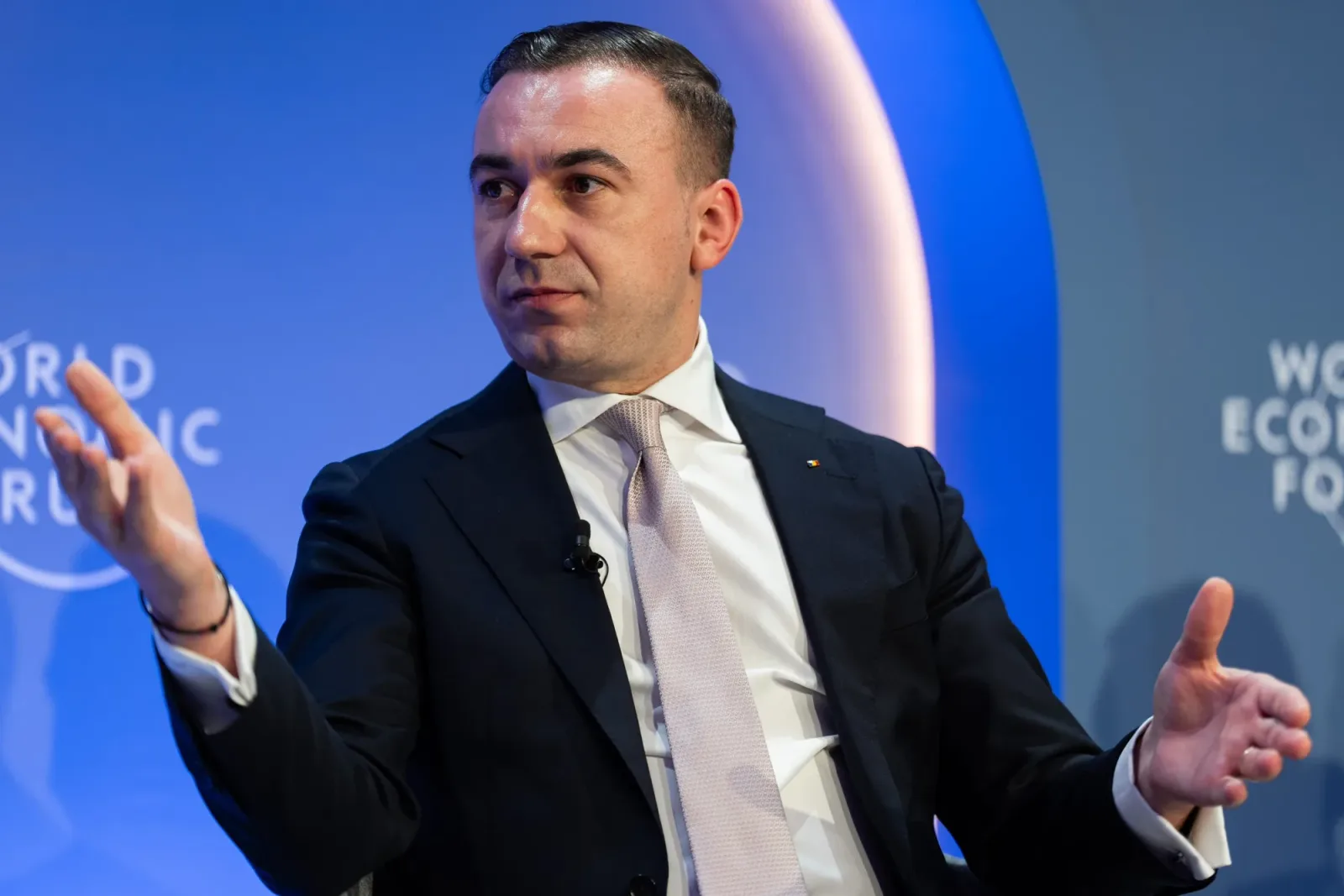 Ministrul Energiei, Bogdan Ivan, discutând despre proiectele energetice și acuzațiile recente.