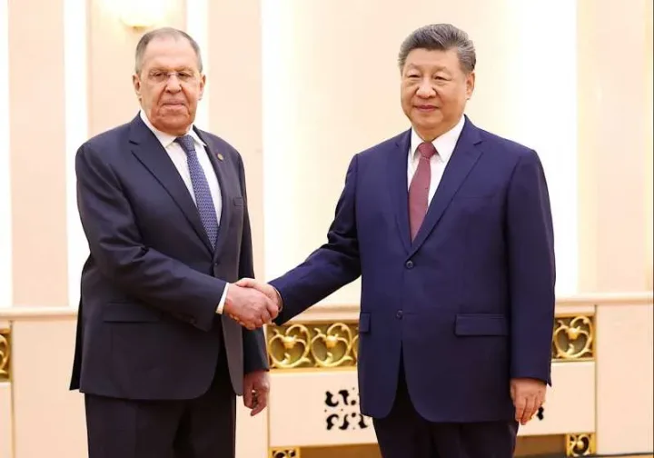 Serghei Lavrov și Xi Jinping strâng mâna la întâlnire.
