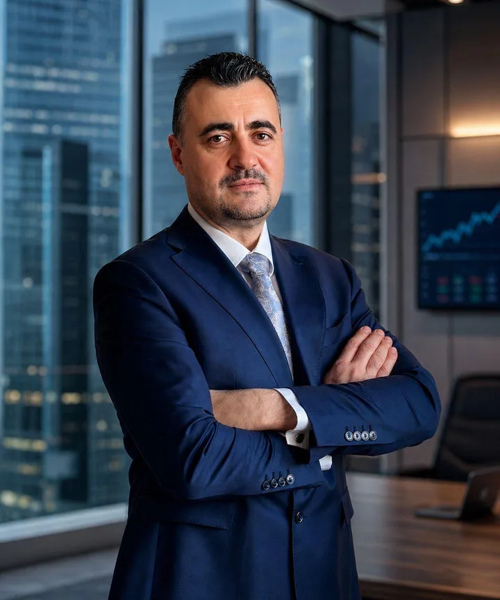Directorul companiei discutând despre reorganizarea Hidroconstrucţiei SA.