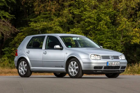 Volkswagen Golf 4, un model iconic cu un design atrăgător.