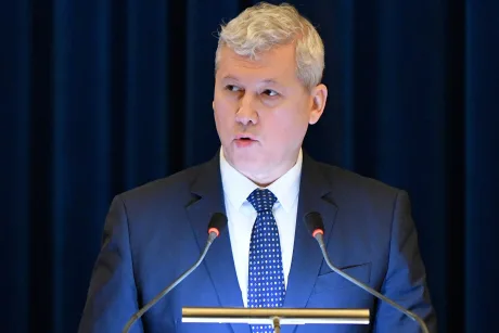 Gerhard Karner susține o conferință de presă în fața jurnaliștilor.