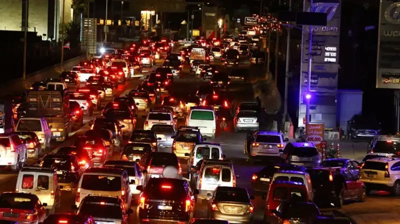 Coloane de mașini blocate în trafic în timpul evacuării din Liban.