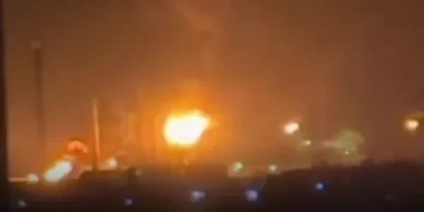 Incendiu la o instalaţie petrolieră din sudul Rusiei, provocat de resturi de dronă.