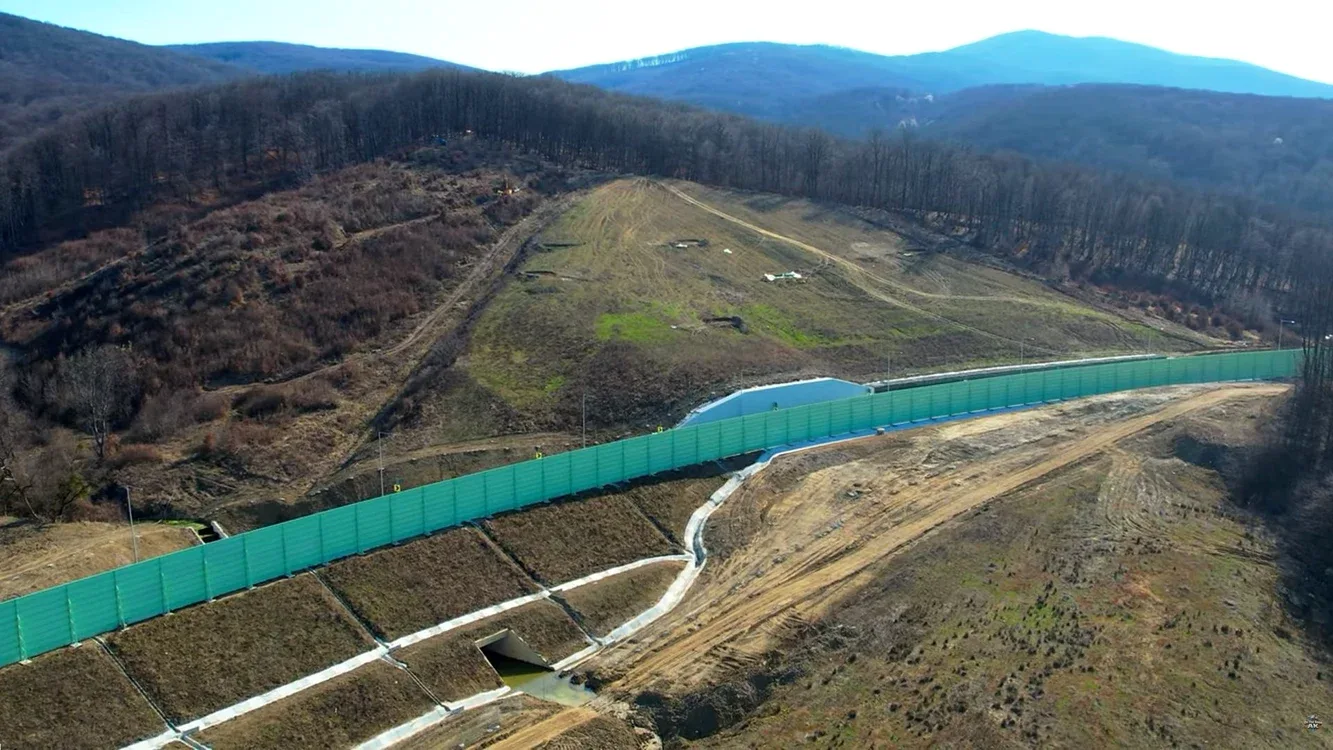 Peisajul montan unde va fi construit tunelul Meseș, cu lucrări de pregătire vizibile.