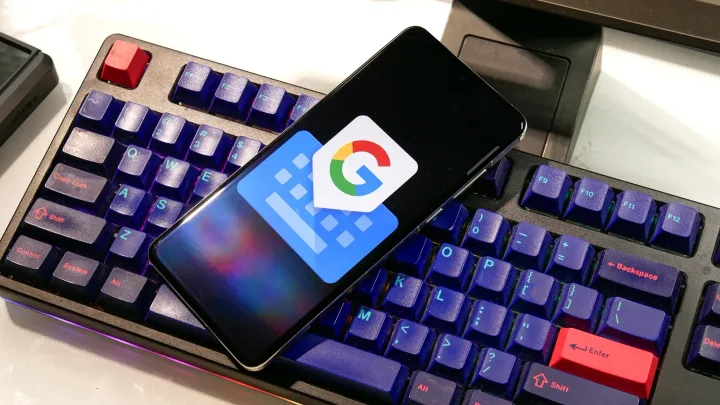 Un telefon cu logo Google pe o tastatură mecanică colorată.
