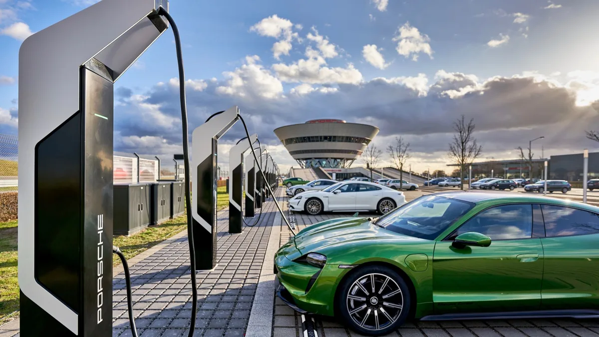 Statii de încărcare electrice Porsche în România, cu mașini electrice parcate.