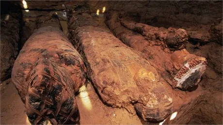 Mumii egiptene îngropate, evidențiind practicile funerare antice.