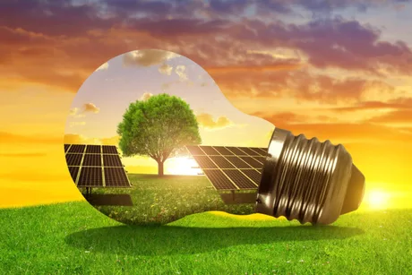 Baterii solare integrate într-o lampă, simbolizând energia verde și sustenabilitatea.