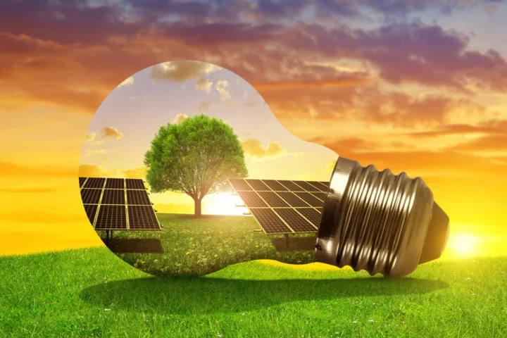 Baterii solare integrate într-o lampă, simbolizând energia verde și sustenabilitatea.