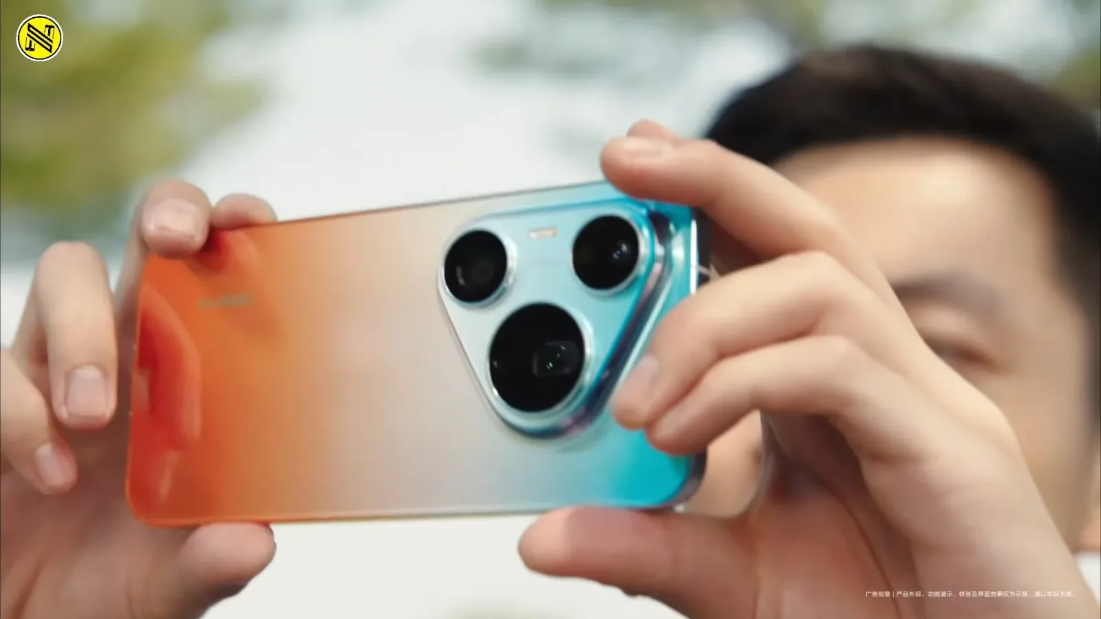 Un smartphone Huawei Pura 90 Pro Max în mână, cu un design atrăgător.