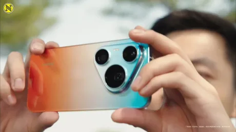 Un smartphone Huawei Pura 90 Pro Max în mână, cu un design atrăgător.