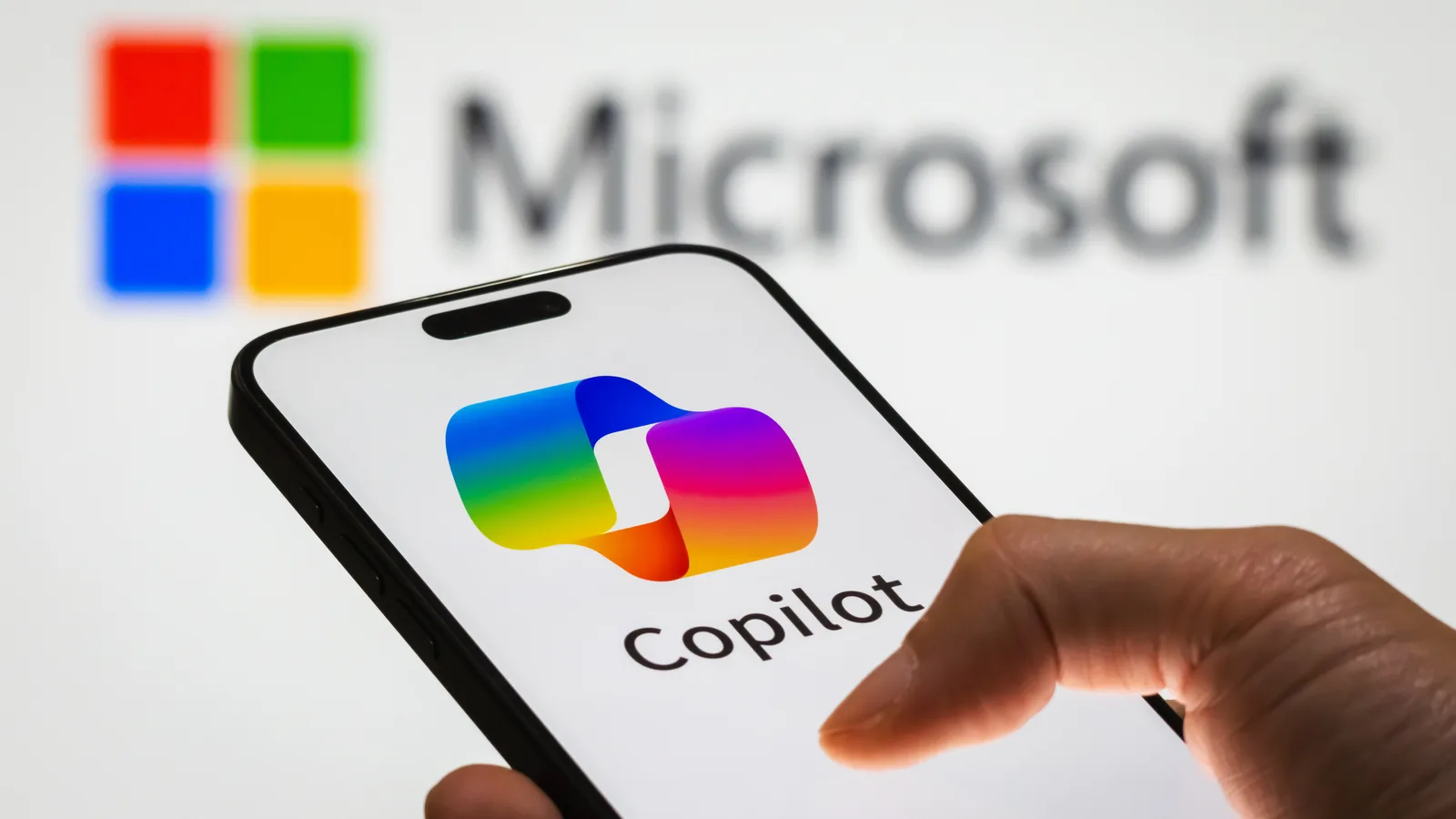 Logo Microsoft Copilot pe un telefon mobil, simbolizând inovația în AI.
