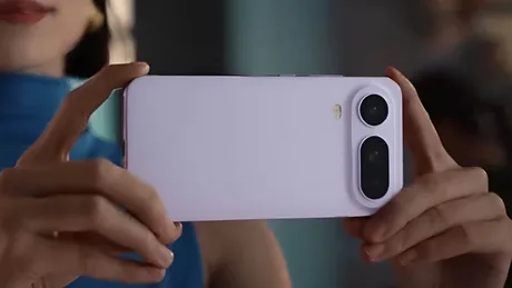 Un telefon elegant cu cameră duală, pregătit pentru fotografii de calitate.