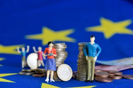 Figurine pe fundalul steagului european și monede, simbolizând sectorul bancar.