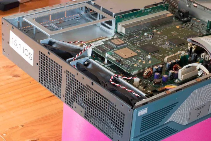 Circuit electronic complex, utilizat în routere și echipamente telecom.