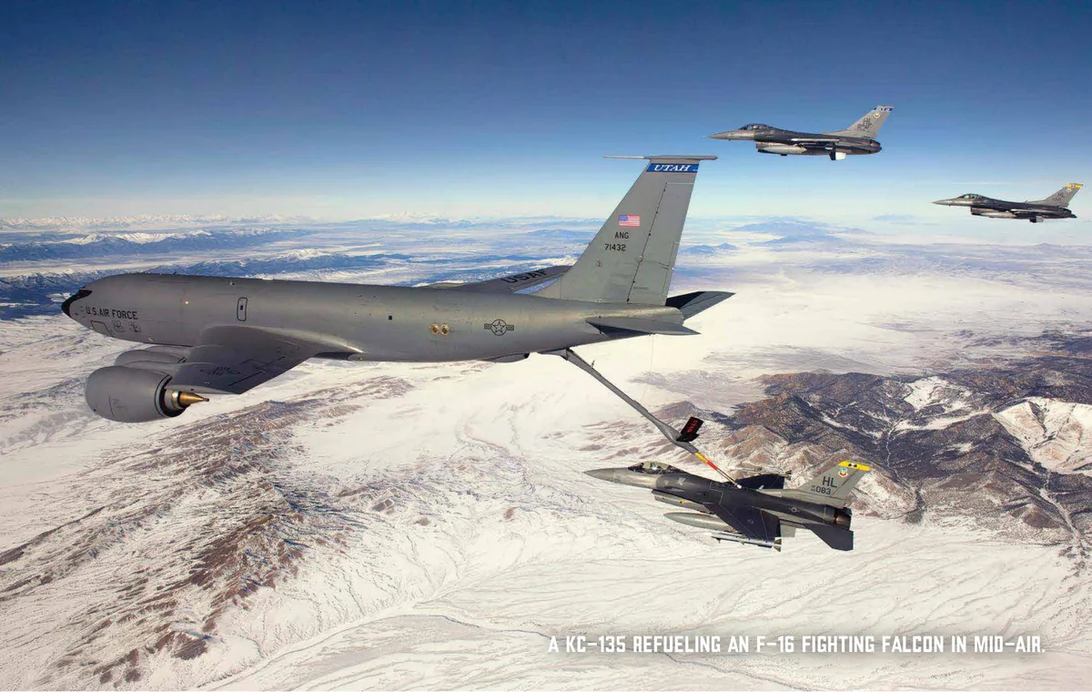 Avion KC-135 realimentând un F-16 în aer, în context militar.