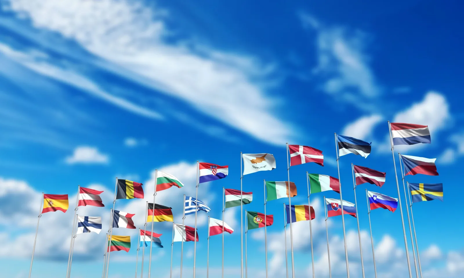 Steaguri ale țărilor europene fluturând sub un cer senin.